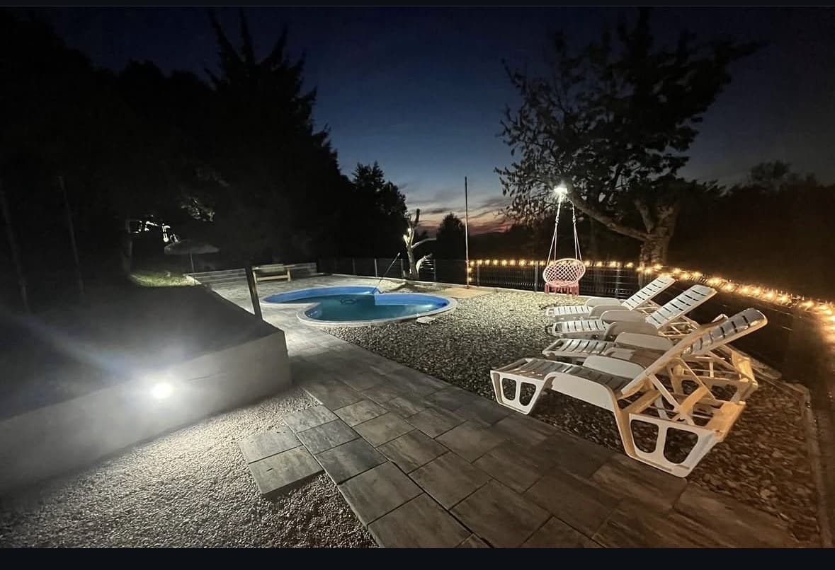 Bazen i ležaljke pod noćnim svjetlima
