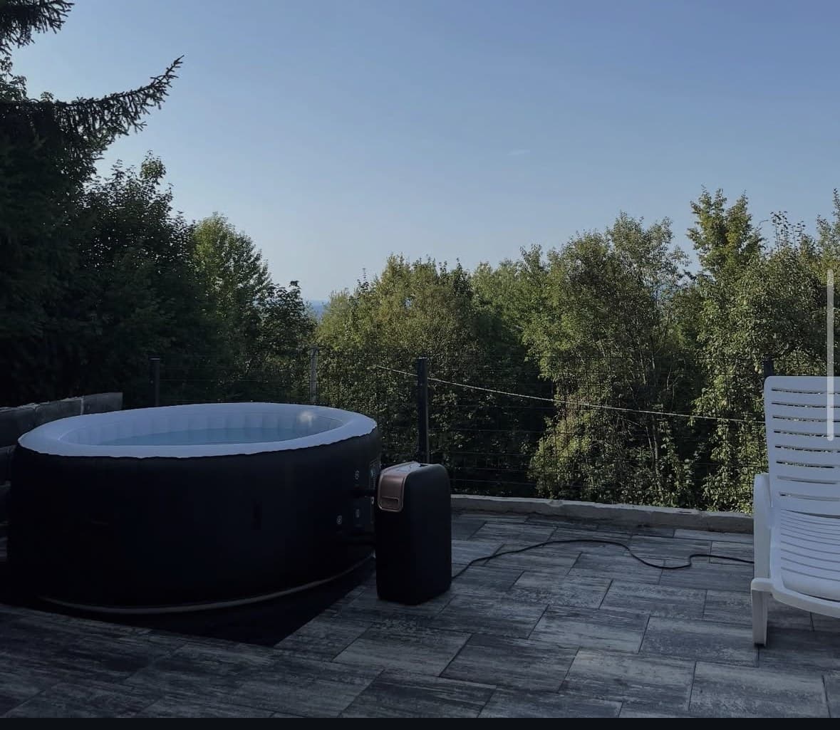 Jacuzzi na terasi, okrenut prema šumi