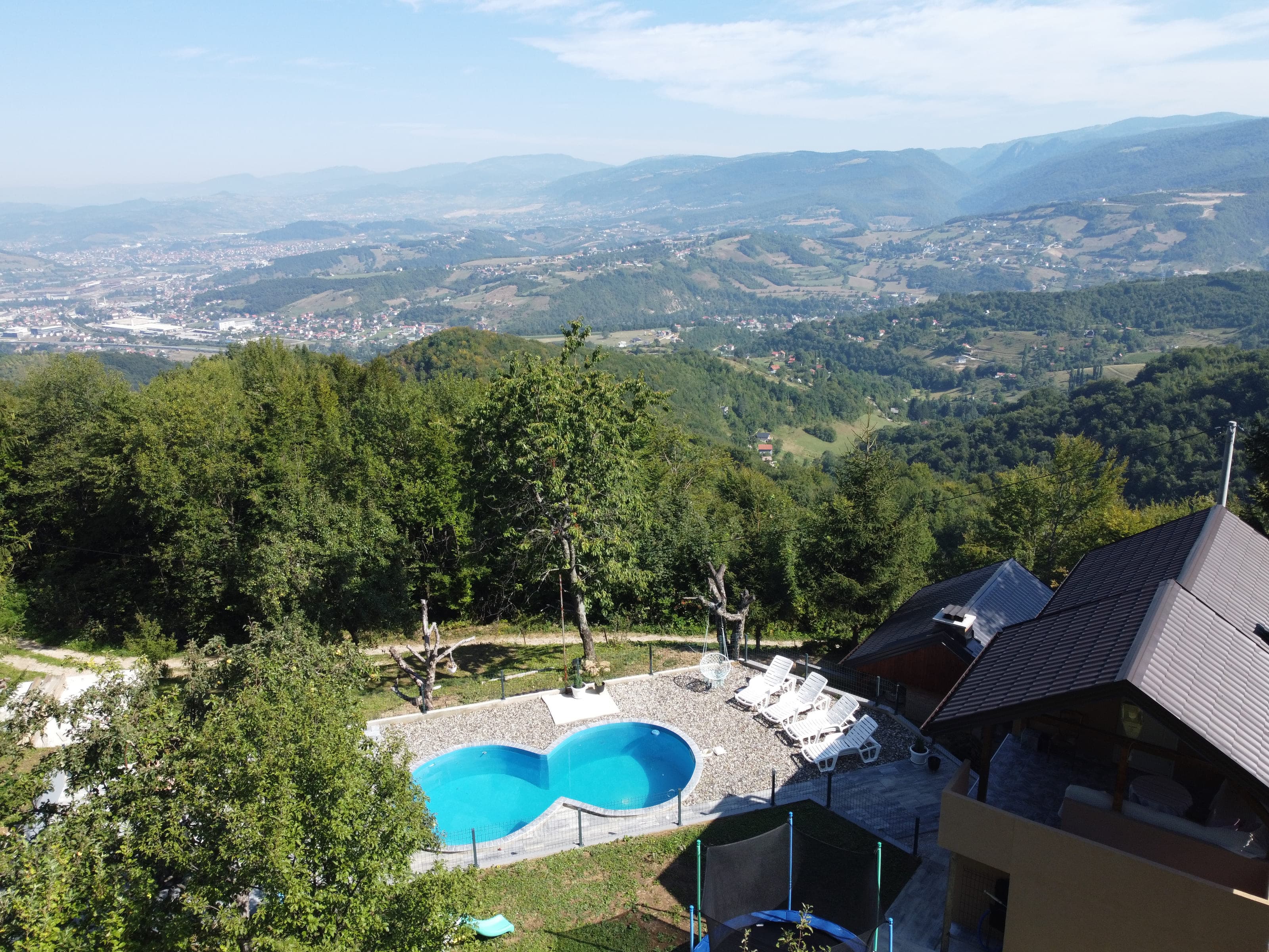 Bazen i terasa vile TreeScape, s pogledom na dolinu i planine